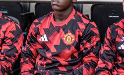 曼联新帝星心生不满，两轮零出场且无缘加薪！暂留队但最早冬窗恐走人