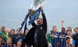 4大豪门疯抢+2.2亿转会权！穆帅终局抉择？全足坛蹲疯了！